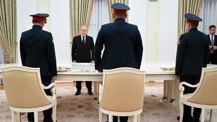 Le président russe Vladimir Poutine s'entretient avec des militaires intervenant en Ukraine, le 29 septembre 2023 à Moscou (Russie). (PAVEL BEDNYAKOV / POOL / AFP)