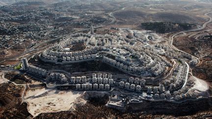 Une vue a&eacute;rienne de la colonie juive de Har Homa, &agrave; Jerusalem-Est, le 30 septembre 2010. (YUVAL NADEL / AFP)