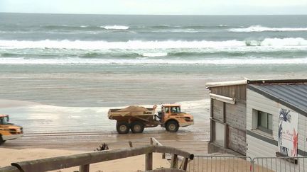 Érosion des côtes : Biscarosse tente de reconstituer sa plage (France 2)