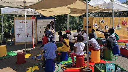 A Stains (93), les enfants assistent à&nbsp;des activités autour de la BD dans le cadre des Parcotruc(k)s organisés par le Salon du livre et de la presse jeunesse.&nbsp; (France info / Marine Langlois)