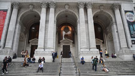 Des passants installés sur les marches de la New York Public Library, le 18 mai 2015.&nbsp; (BRYAN BEDDER / GETTY IMAGES NORTH AMERICA / AFP)