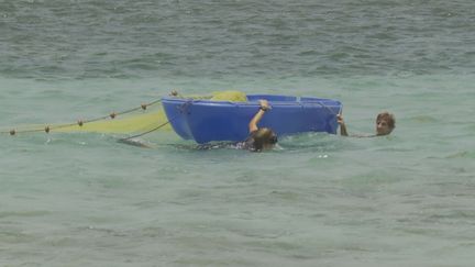 Les plongeurs de l'Aquarium de Guadeloupe déployant leur filet à Sainte-Anne (Rudy Rilcy - Guadeloupe la 1ère)