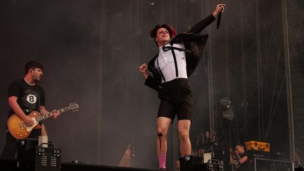 Pas le temps de souffler pour les festivaliers. Rock en Seine vient tout juste de démarrer que l'hyperactif Yungblud&nbsp;est déterminé à enflammer le plancher. Teinture rouge, regard fardé de noir, tenue d'écolier, chaussettes roses et bobo suintant :&nbsp;le jeune rockeur est le pur produit&nbsp;d'un croisement entre Angus Young et Billie Joe Armstrong. (NISRINE MANAI / FRANCEINFO CULTURE)