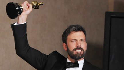 Ben Affleck re&ccedil;oit l'Oscar du meilleur film &agrave; la 85e c&eacute;r&eacute;monie des Oscars, le 24 f&eacute;vrier 2013 &agrave; Los Angeles (Californie, Etats-Unis). (JOHN SHEARER / AP / SIPA )