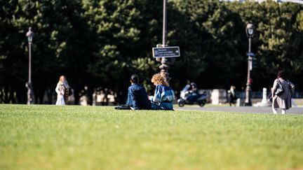 A la mi-octobre, le mercure est à la hausse dans la plupart des villes de France.&nbsp; (XOSE BOUZAS / HANS LUCAS)