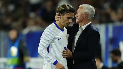 Didier Deschamps et Antoine Griezmann, ici lors du match France-Canada à Bordeaux le 9 juin 2024, une relation qui a duré dix années chez les Bleus. (JOSE BRETON / AFP)