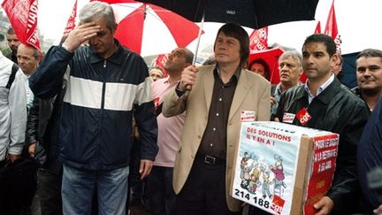 Le secrétaire général de la CGT Bernard Thibault avec des pétitions concernant les retraites, le 9 juin 2010 (AFP - Olivier Laban-Mattei)