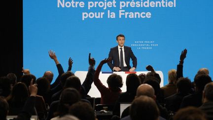 Emmanuel Macron&nbsp;lors de la présentation de son programme devant un parterre de journalistes, le 17 mars 2022 à Paris. (LUDOVIC MARIN / AFP)