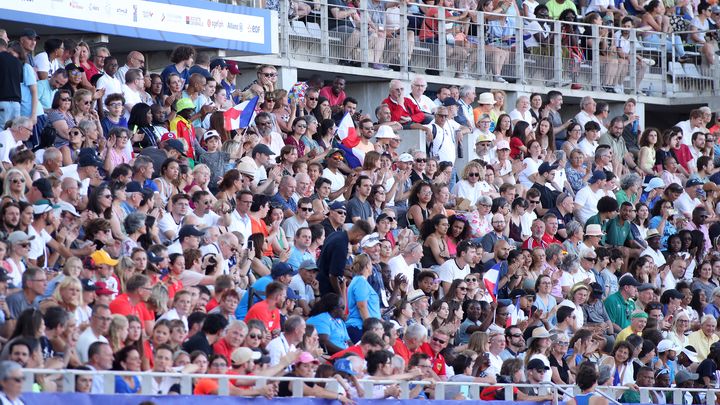 Les spectateurs présents dans les gradins du stade Charléty pour la session de soirée des Mondiaux de para athlétisme, le vendredi 14 juillet 2023. (PICOUT GREGORY)