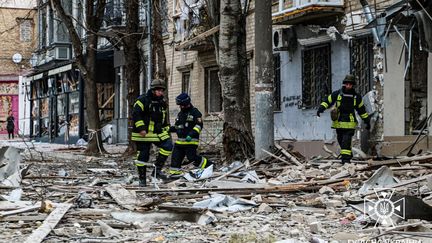 Buildings damaged following a Russian airstrike in Kherson, February 2, 2024. (HANDOUT / UKRAINE EMERGENCY SERVICE / AFP)