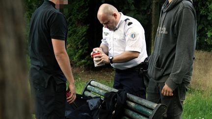 Un policier de Thionville (Moselle) effectue un contr&ocirc;le, le 5 juin 2014. (MAXPPP)