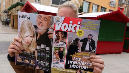 Une lectrice d&eacute;couvre le num&eacute;ro de "Voici" dans lequel sont publi&eacute;es des photos de Julie Gayet et Fran&ccedil;ois Hollande, le 21 novembre 2014, &agrave; Thionville (Moselle). (MAXPPP)