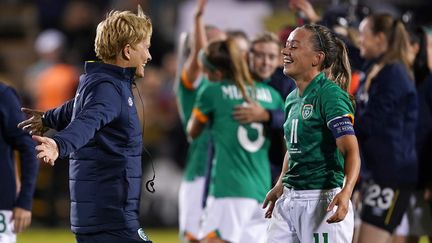 La joie des Irlandaises, de leur capitaine Katie McCabe et de leur sélectionneuse, Vera Pauw, à Dublin le 1er septembre 2022. (MAXPPP)