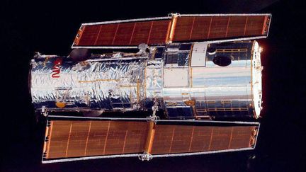 Le télescope spatial Hubble vu de la navette spatiale Discovery. (- / AFP)