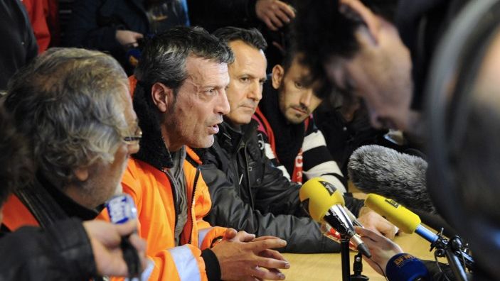 Les repr&eacute;sentants syndicaux de l'usine ArcelorMittal de Florange, Walter Broccoli (FO, &agrave; gauche) et Edouard Martin (CFDT, au centre), le 30 novembre 2012 &agrave; Florange (Moselle). (JEAN-CHRISTOPHE VERHAEGEN / AFP)