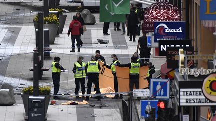 Des policiers à&nbsp;Stockholm, après l'attaque, vendredi 7 avril 2017. (JONATHAN NACKSTRAND / AFP)