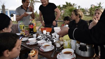 Chaque soir à l’approche de l'heure du ftor, les rues d'Alger se vident. Mais sur la plage des Sablettes, à 5 km à l'est du centre historique, c'est l'effervescence: familles ou groupes d'amis prennent d'assaut les tables à pique-nique en bois surplombant la plage. Pour le sociologue Zoubir Arous, professeur à l'université d'Alger, le phénomène s'inscrit dans le mouvement plus général ces dix dernières années d'«ouverture de l'espace public aux femmes» qui en avaient été chassées par la montée de l'islamisme entamée à la fin des années 1980 puis la décennie de guerre civile (1992-2002). (RYAD KRAMDI / AFP)