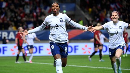 Grace Geyoro après son but pour la France contre le Canada en amical au Mans le 11 avril 2023. (FRANCK FIFE / AFP)