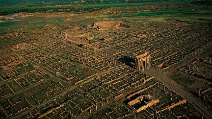 Sur le versant nord des Aurès, Timgad fut créée ex nihilo, en 100 apr. J.-C., par l’empereur Trajan comme colonie militaire. Avec son enceinte carrée et son plan orthogonal commandé par le cardo et le decumanus, les deux voies perpendiculaires qui traversaient la ville, c’est un exemple parfait d’urbanisme romain.  (Yann Arthus-Bertrand)