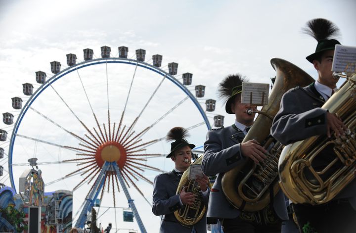 Des personnes en costumes traditionnels bavarois lors de la parade d'ouverture de l'Oktoberfest, &agrave; Munich (Bavi&egrave;re,&nbsp;Allemagne), le 21 septembre 2013. (ANDREAS GEBERT / DPA / AFP)