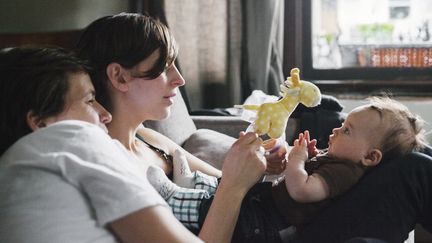 "Nos familles n'ont pas moins de valeur que les vôtres", écrivent les signataires de cette tribune sur l'absence des lesbiennes et célibataires des débats sur la PMA. (MINT IMAGES / AFP)