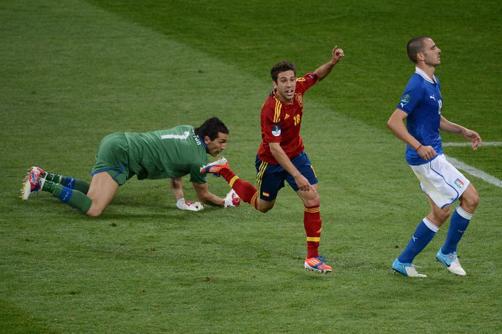 Jordi Alba marque sous les yeux de Leonardo Bonucci et Gianluigi Buffon, lors de la finale de l'Euro 2012, le 1er juillet à Kiev (JEFF PACHOUD / AFP)