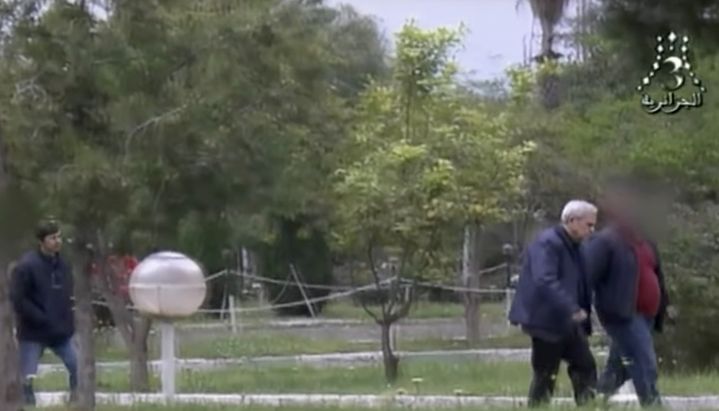 Une capture d'image extraite d'une émission diffusée à la télévision publique algérienne, le 5 mai 2019, montre Said Bouteflika (à gauche), frère du président déchu, et le général Mohamed Mediene (à droite) en train d'arriver au tribunal militaire d'Alger.&nbsp; (HANDOUT / ALGERIAN TV)