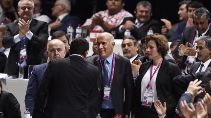 L'Isra&eacute;lien Ofer Eini serre la main du Palestinien Jibril Rajoub, lors du 65e congr&egrave;s de la Fifa&nbsp;&agrave; Zurich (Suisse), le 29 mai 2015. (MICHAEL BUHOLZER / AFP)