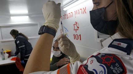 Une soignante prépare une dose de vaccin contre le Covid-19, le 18 février 2021 à Tel Aviv, en Israël. (GIL COHEN-MAGEN / AFP)