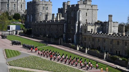 Une parade militaire&nbsp;a ouvert&nbsp;la procession des obsèques. (JUSTIN TALLIS / POOL / AFP)