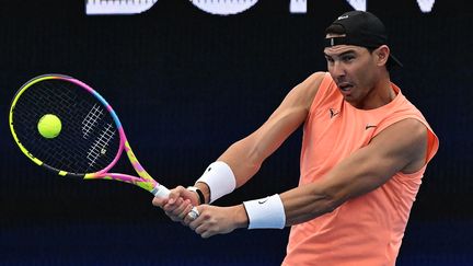 Rafael Nadal à l'entraînement, le 28 décembre 2022 à Sydney. (SAEED KHAN / AFP)