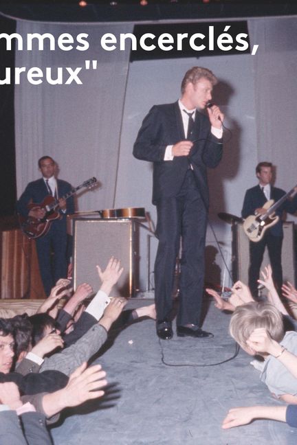 Johnny Hallyday entouré par ses fans place de la Nation, le 22 juin 1963. (JEAN-PIERRE BIOT / ARCHIVES FILIPACCHI / SCOOP)