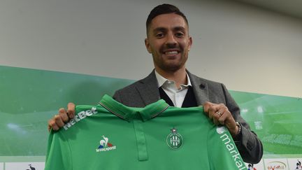 Anthony Mounier pose avec le maillot de l'AS Saint-Etienne, le 27 janvier 2017. Maillot qu'il ne portera jamais sur un terrain. (MAXPPP)