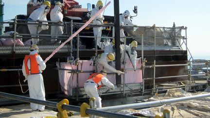 Une &eacute;quipe de&nbsp;Tokyo Electric Power Co (TEPCO) le 18 juillet 2012 &agrave; la centrale nucl&eacute;aire de Fukushima (Japon). (TEPCO / AFP)