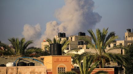 De la fumée s'élève après des bombardements sur la ville de al-Zawaida, dans le sud de la bande de Gaza, mardi 11 juin 2024. (EYAD BABA / AFP)