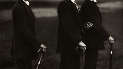 Au cœur de l'exposition du Point du Jour, à Cherbourg, le "Visage d'une époque" (1929), le projet majeur d'August Sander qui voulait représenter de façon systématique la société allemande et les hommes de son temps, à travers des portraits classés par métiers et par milieux. Trois autres ensembles du photographe allemand s'y ajoutent : des photos de famille, des portraits d'artistes et des paysages (jusqu'au 28 août 2016). Ici August Sander, "Jeunes paysans", 1914
 (Die Photographische Sammlung / SK Stiftung Kultur – August Sander Archiv, Köln ; Adagp, Paris 2016)