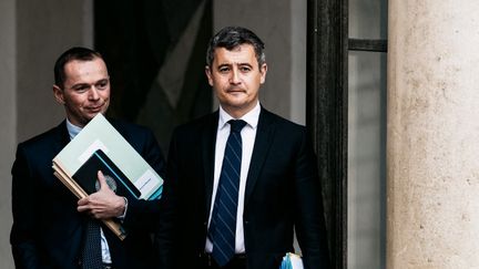 Olivier Dussopt (à gauche) et Gérald Darmanin, ministres du Travail et de l'Intérieur, à l'Elysée, à Paris, le 13 avril 2022. (XOSE BOUZAS / HANS LUCAS / AFP)