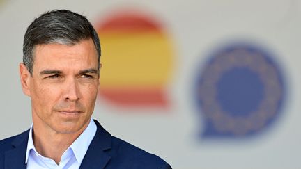 Le Premier ministre espagnol, Pedro Sanchez, lors d'une conférence de prsse à&nbsp;Torrejón de Ardoz, en Espagne, le 21 août 2021. (JAVIER SORIANO / AFP)