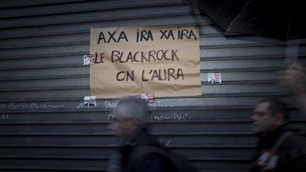 Une affiche lors de la manifestation parisienne du 17 décembre 2019 contre la réforme des retraites. (NICOLAS PORTNOI / HANS LUCAS / AFP)