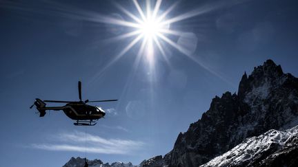 Un hélicoptère du PGHM en Haute-Savoie, dans le massif du Mont-Blanc. (JEFF PACHOUD / AFP)