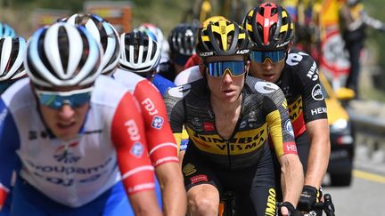 Les coureurs Wout Van Aert et Steven Kruijswijk dans l'échappée, sur la 15e étape du Tour de France, entre Céret et Andorre-la-Vieille, le 11 juillet 2021. (DAVID STOCKMAN / BELGA MAG)