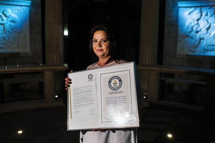 La chanteuse bulgare Smilyana Zaharieva lors de l'enregistrement de son record de puissance de voix par le Guiness World Record. (DIMITAR DILKOFF / AFP)