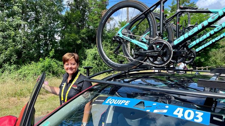 Delphine Deschamps est assistante chez Arkea dans l'équipe masculine, et également cette semaine sur le Tour féminin, pour la première fois. Elle a à son actif cinq Tour de France hommes. (APOLLINE MERLE / FRANCEINFO SPORT)