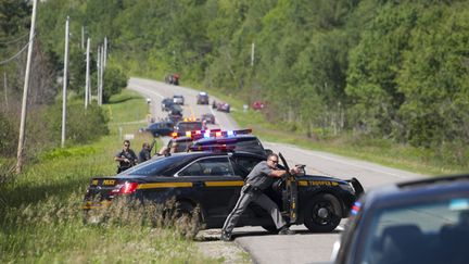 &nbsp; (Les policiers américains, samedi 27 juin, avant l'arrestation de David Sweat. © Maxppp)