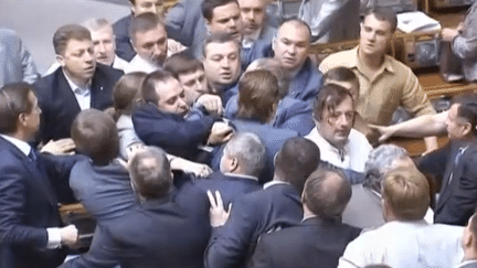 Nouvelle bagarre au sein de la Rada, le Parlement ukrainien, mardi 22 juillet.