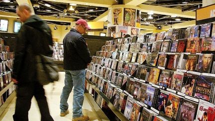 Des clients devant un rayonnage de DVD
 (SPENCER PLATT / GETTY IMAGES NORTH AMERICA / AFP)