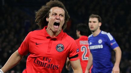 Le d&eacute;fenseur parisien David Luiz f&ecirc;te le but inscrit par son co&eacute;quipier Thiago Silva, qui offre la qualification au PSG face &agrave; Chelsea, le 11 mars 2015, en huiti&egrave;me de finale retour de la Ligue des champions, &agrave; Londres (Royaume-Uni). (BACKPAGE IMAGES / BACKPAGE IMAGES LTD / AFP)