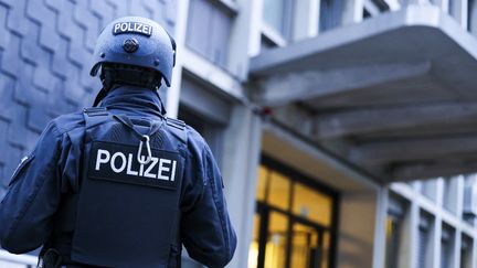 La police est présente à Solingen, dans l'ouest de l'Allemagne, le 24 août 2024. (CHRISTOPH REICHWEIN / DPA / AFP)