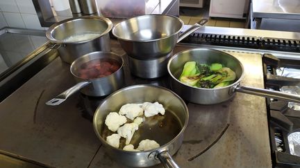 Des casseroles sur un piano de cuisine. Photo d'illustration. (LOU MARGUERITE / FRANCE-BLEU COTENTIN)