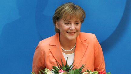 PREMIERE FEMME A DIRIGER L’ALLEMAGNE. 
Si elle est réélue le 22 septembre, Angela Merkel entrera en lice pour effacer Margaret Thatcher et devenir la femme restée le plus longtemps à la tête d’un gouvernement. Elue en 2005, “Angie” dépasserait les onze ans de “Maggie” courant 2016. Première femme à diriger l’Allemagne, Angela Merkel ne se revendique pas féministe, allant jusqu’à expliquer : “Cela rendrait tristes les féministes si je disais en être une”. (PEER GRIMM / DPA / DPA/AFP)